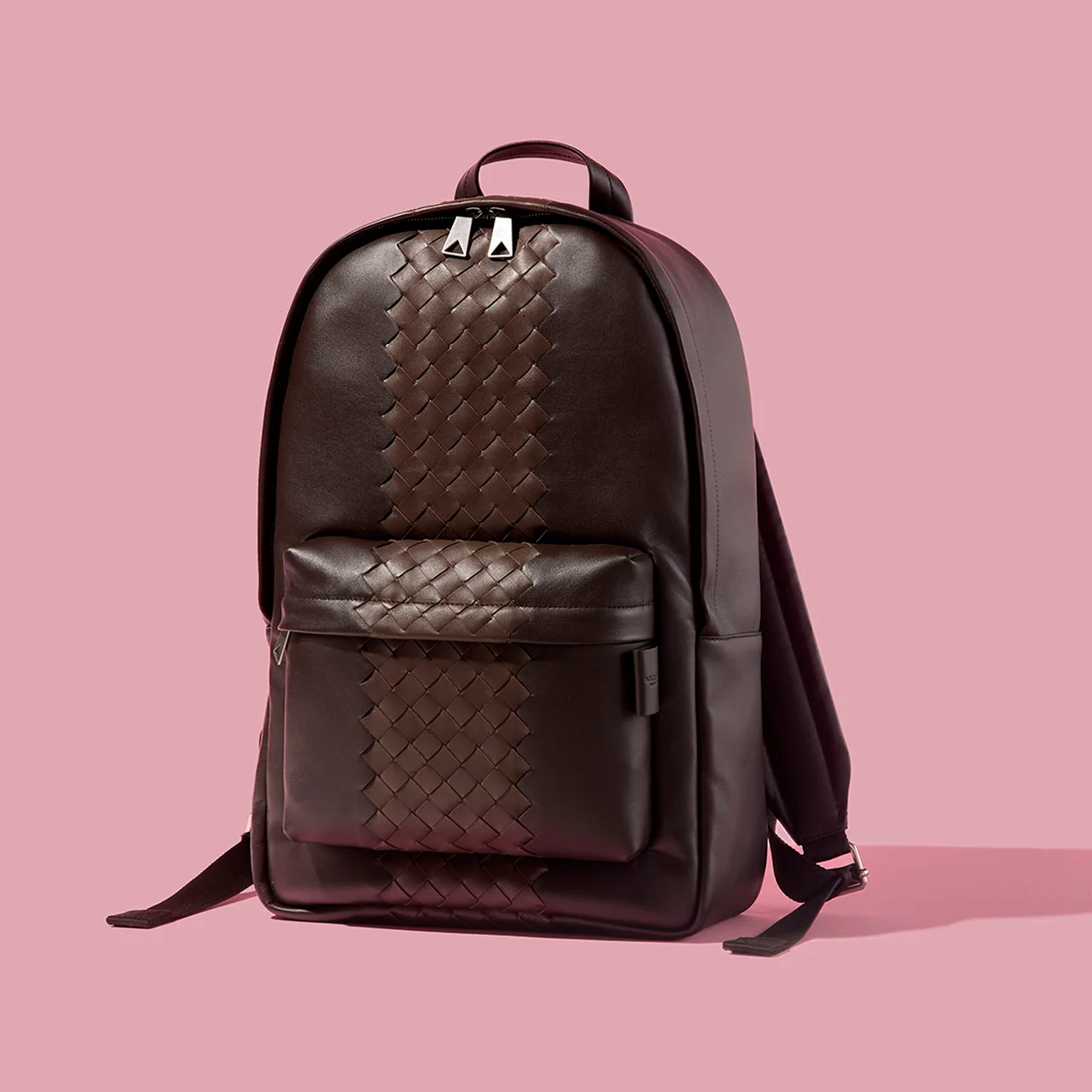 シルキーカーフレザーにコントラストカラーのイントレチャートをあしらった新作バックパック