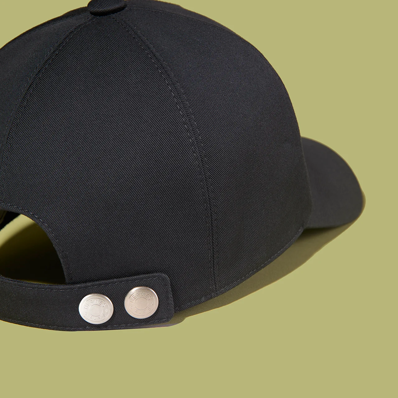 《クルー・ド・セル》スナップボタンが2つ付いたタブ