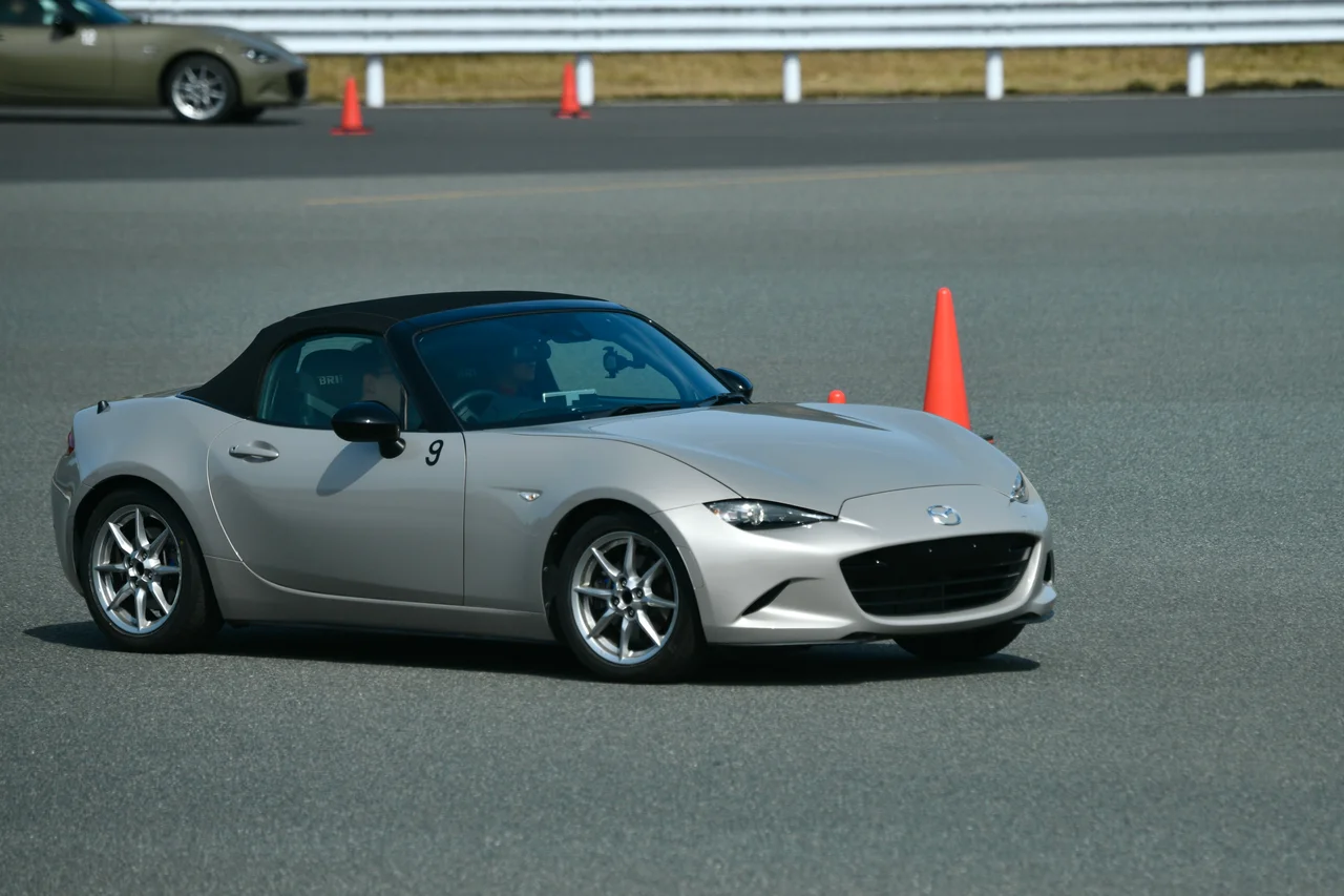 0.4G以上出さないように特設のパイロンコースを走る