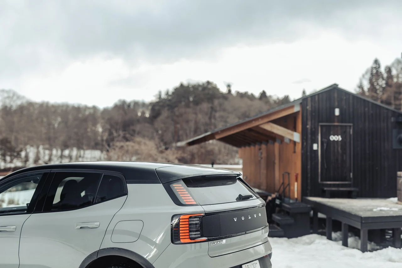 テールゲートの一部も黒くすることでタフな印象に