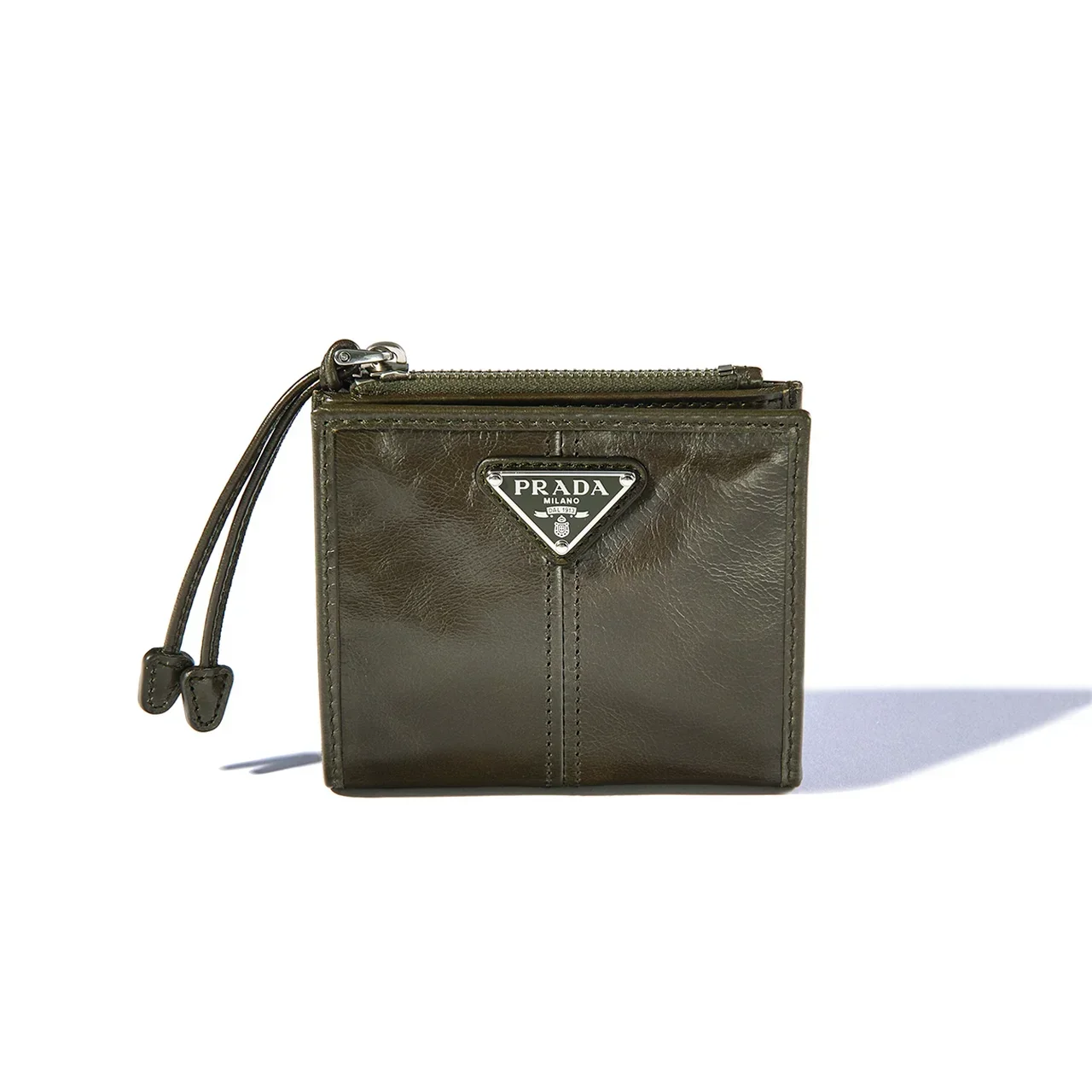 【大人の格上げ財布】2026年冬に買うべきプラダの人気「二つ折り財布」