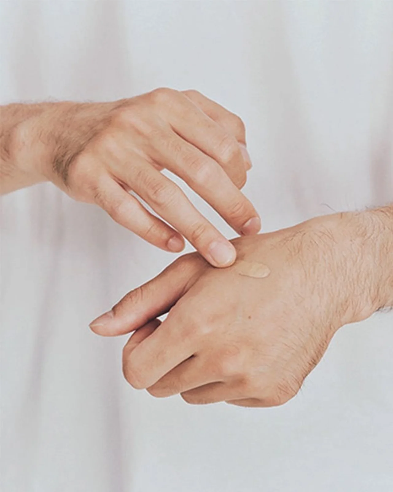 手の甲に出し、薬指を使って均一に色をとる