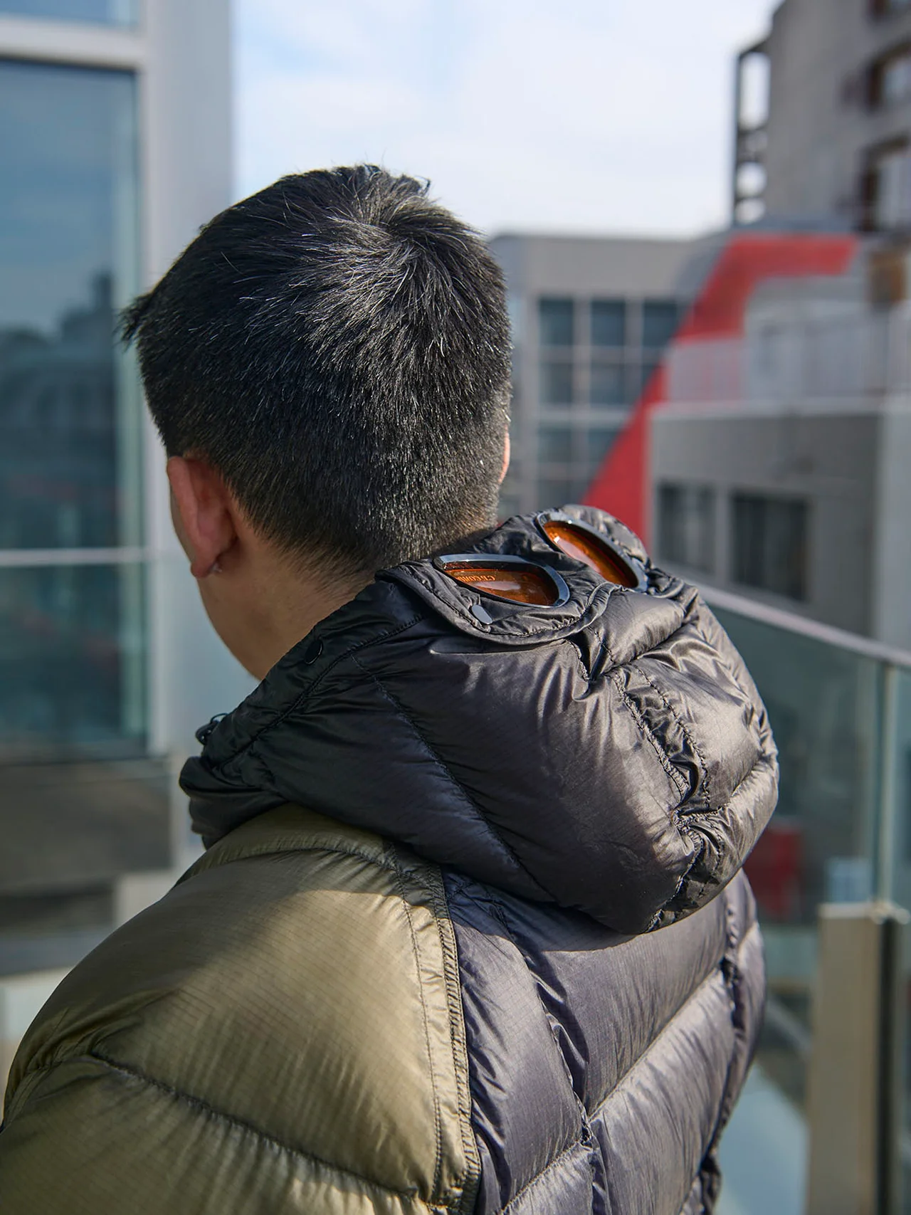 フード部分についたゴーグルが特徴