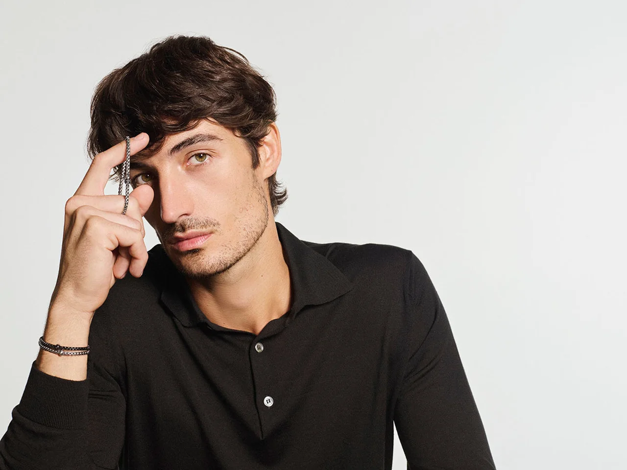 留め具を使わず手首に通せるロールオン仕様