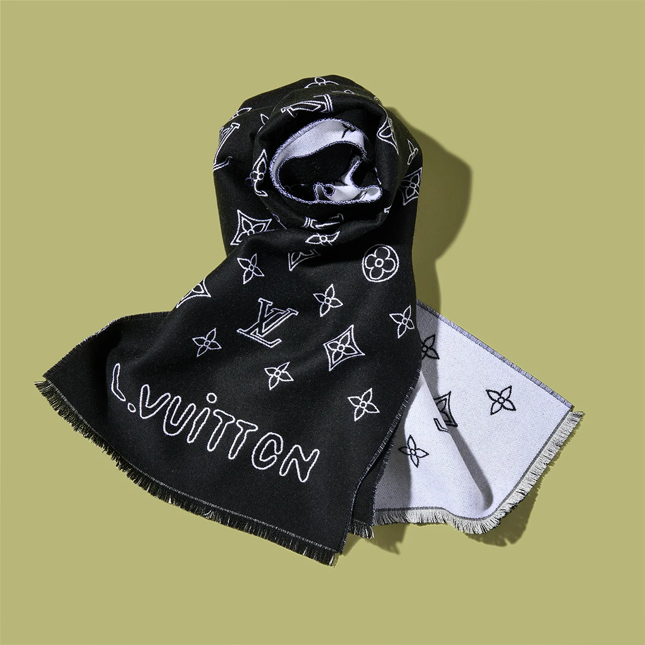 モノトーンで描かれたモノグラムのマフラー