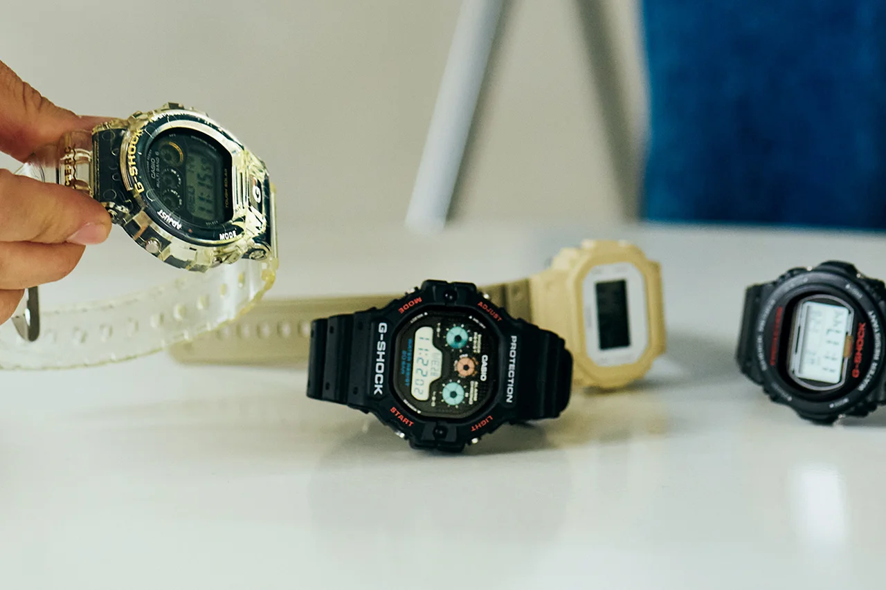 西野さんが2019年に入手した「GW-6903K-7JR」（左）、篠田さんが愛用している私物のG-SHOCK「5750」（右） 「5900」（中） 「5600」