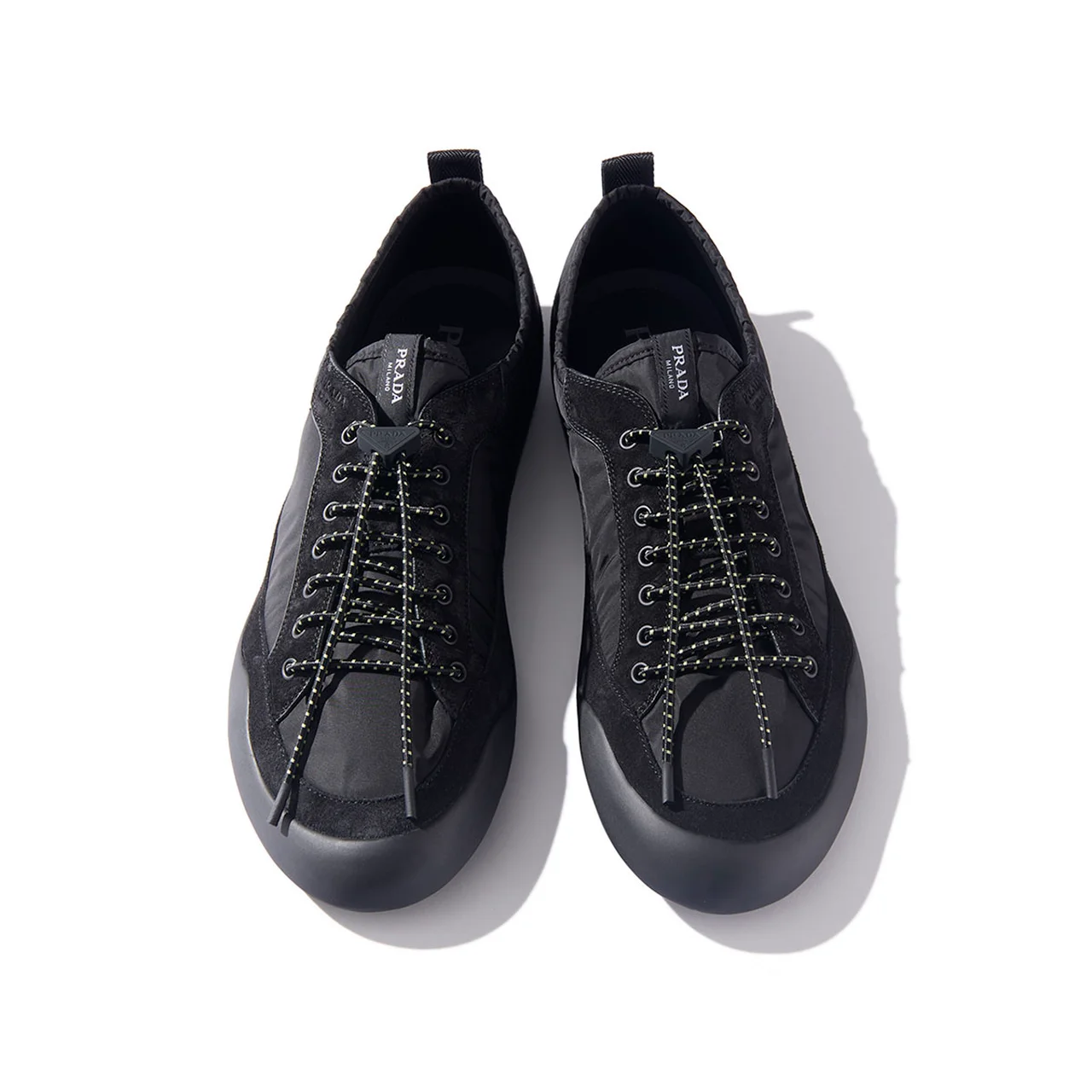 パラコード仕様のクイックレースシステムを採用した「プラダ スピードロック」