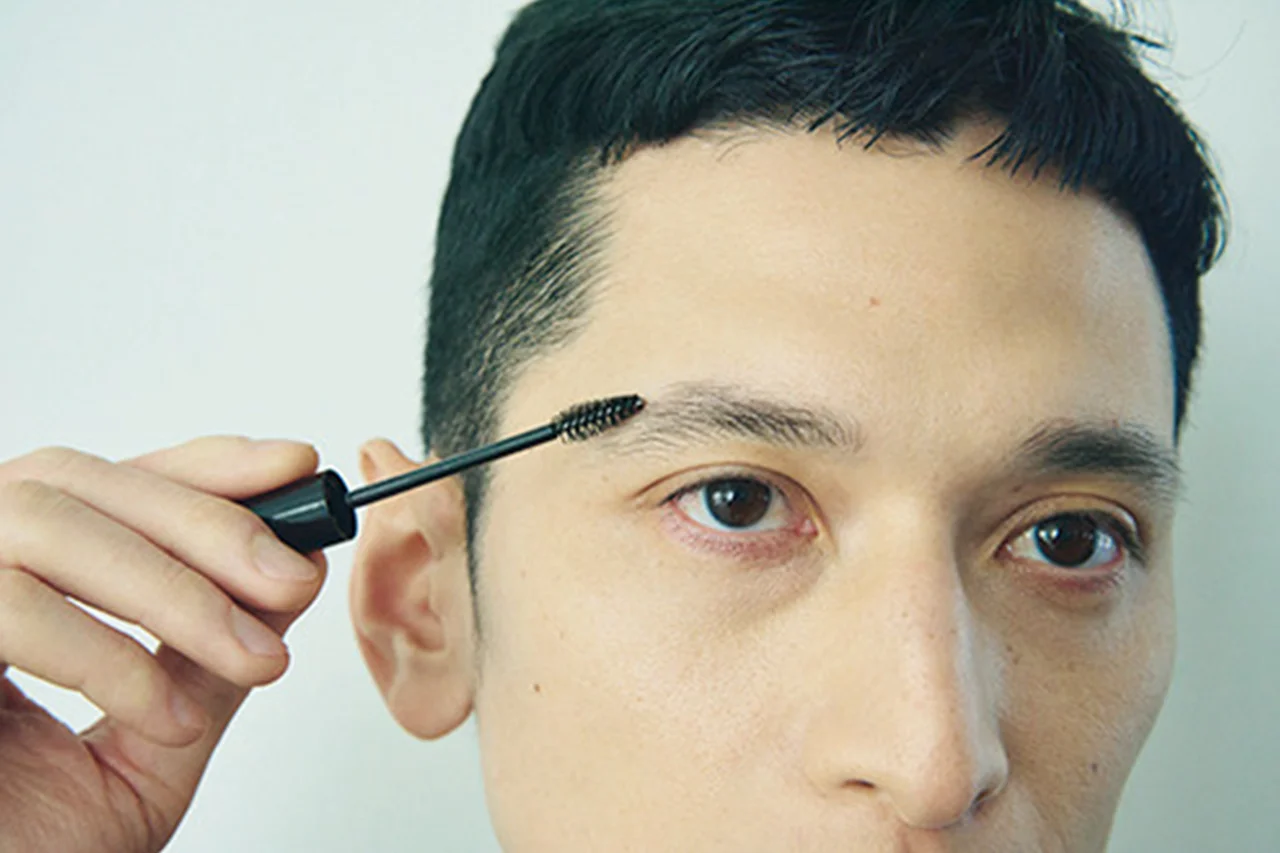 眉尻は斜め下に下げて