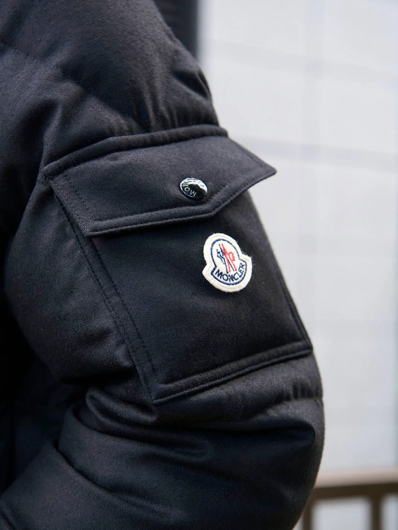 『MAYA』は左袖にフラップ付きのポケットが付いているのが特徴で、アイコンのフェルトロゴパッチもそこにあしらわれている