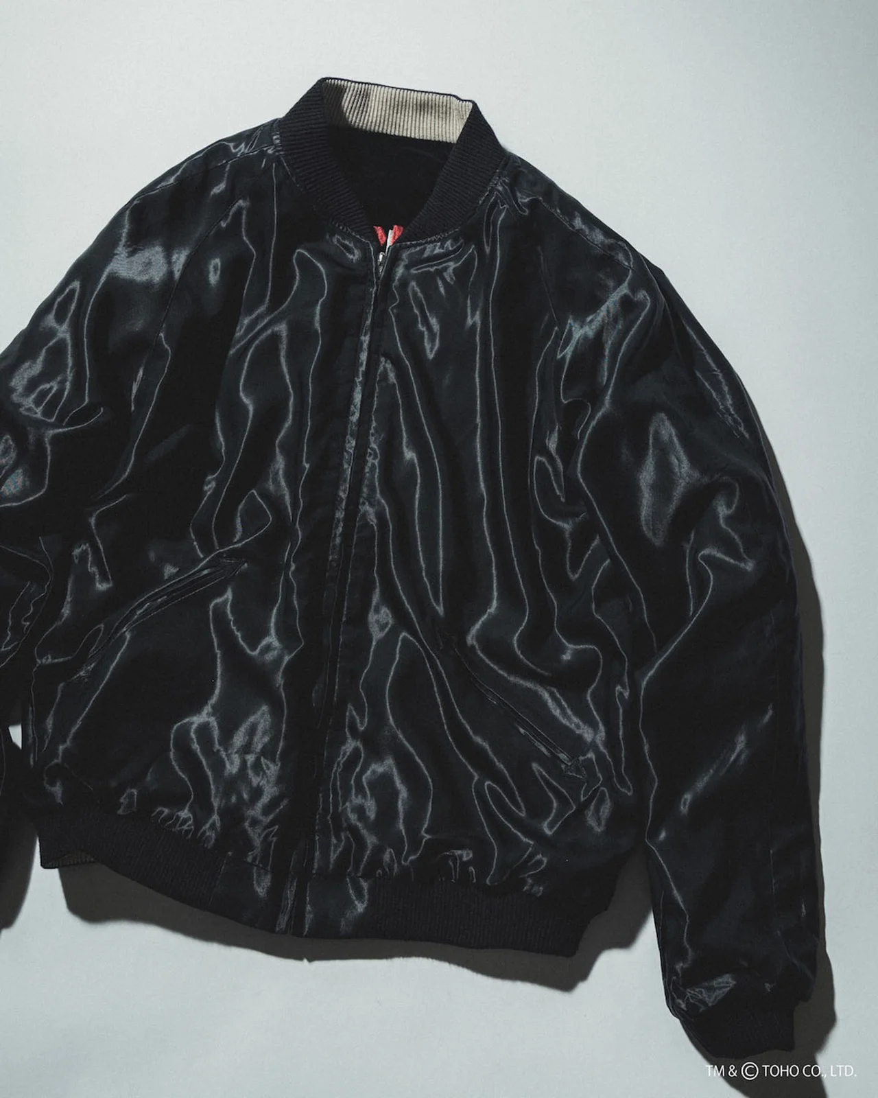 リバーシブル仕様の裏地はシンプルなブラック