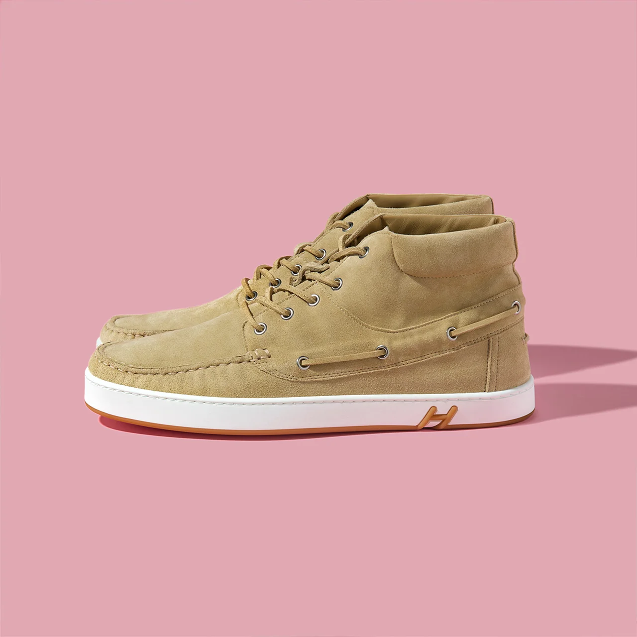 「H」ディテールのシグニチャーソールに、しなやかなヴォー・ヴェロアのアッパーを組み合わせた