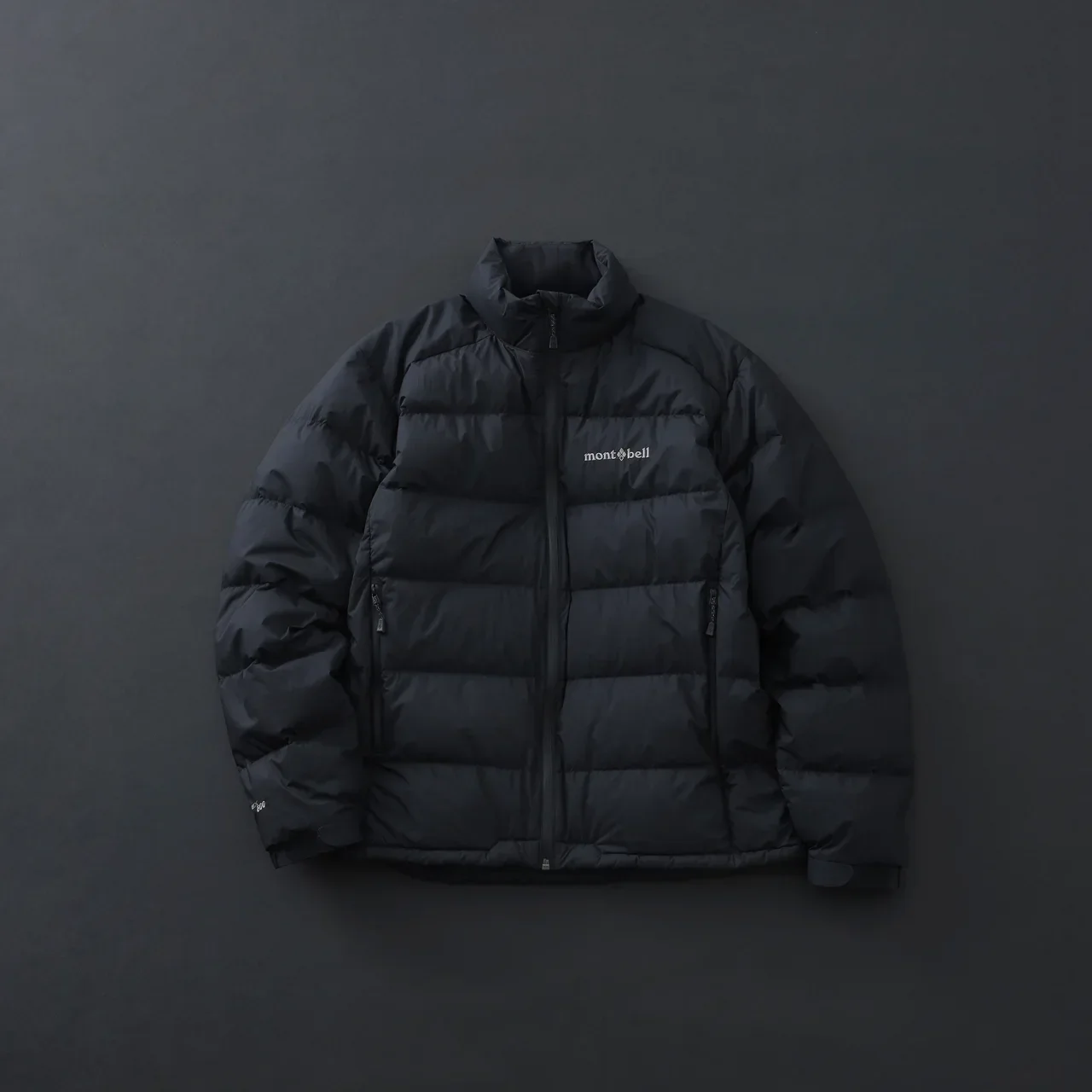【大人のダウン】モンベルの子供っぽく見えない「フード無しの黒ダウン」