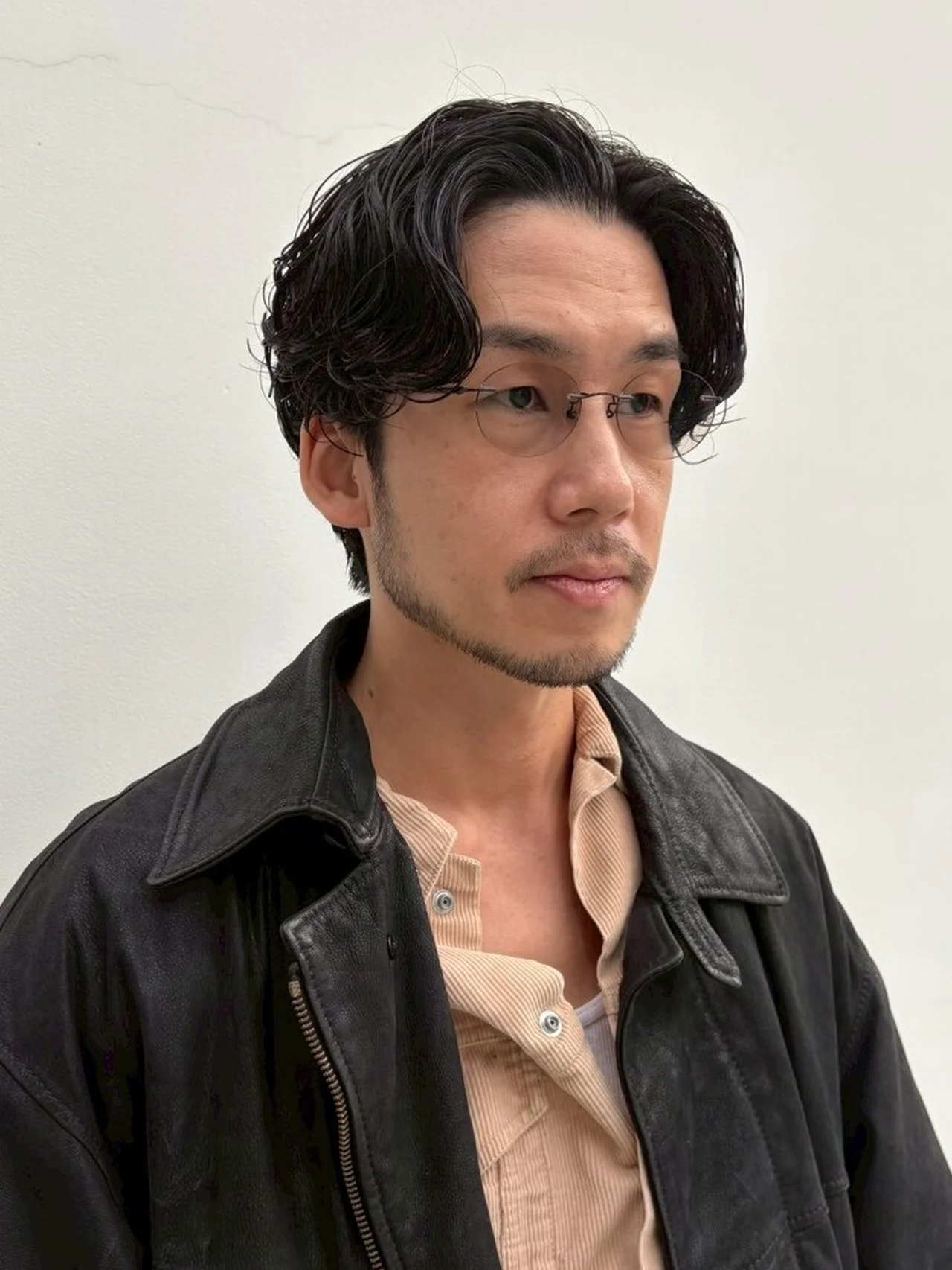 色気のあるセンターパート メンズヘア