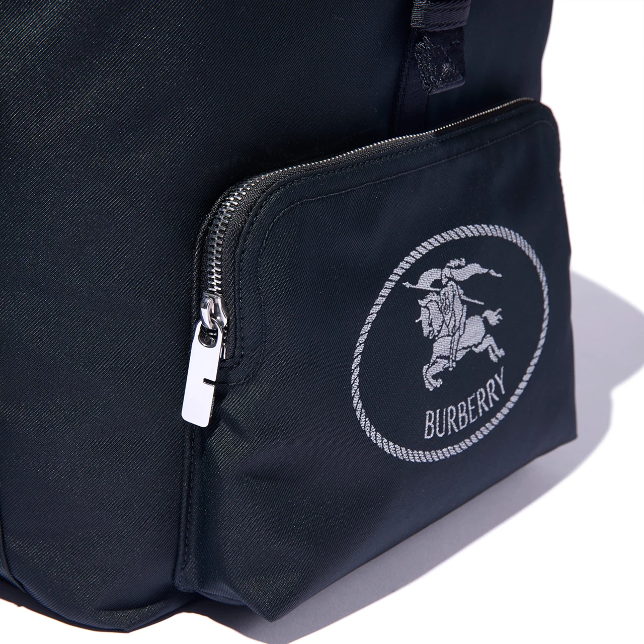40代男性におすすめのバーバリーの黒リュックは「ナイトスタンプ」モチーフのジャカードに光を反射する糸を使用して機能性を加えた