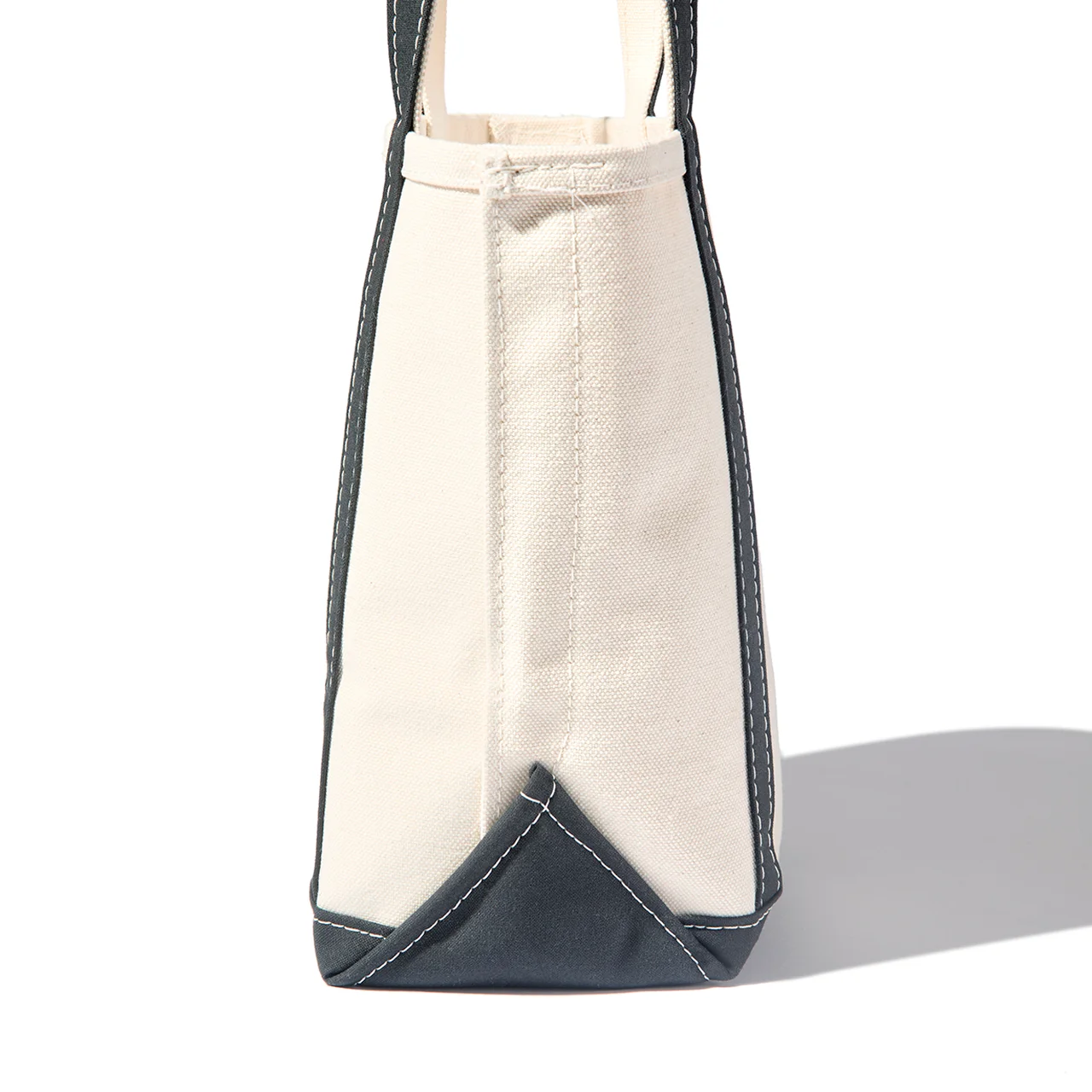 タフな24オンスのコットン・キャンバスを使用し、底面はキャンバスで補強