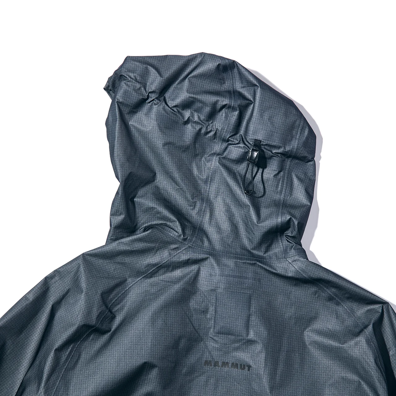 ごく薄手の15D GORE-TEX 3層素材を採用