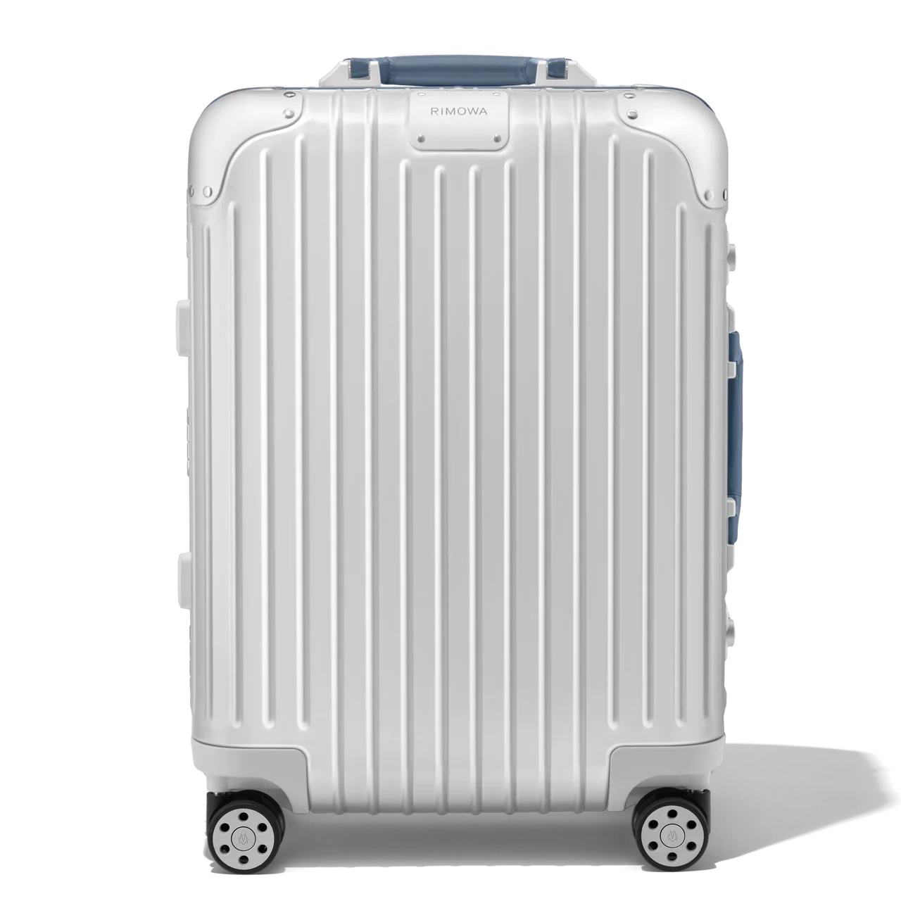 リモワから2026年1月8日に新たに販売される新色「パウダーブルー」のスーツケース「オリジナル ツイスト」①