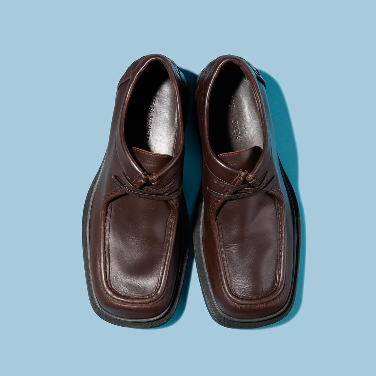 スクエアトゥのモカシンライクなフォルム