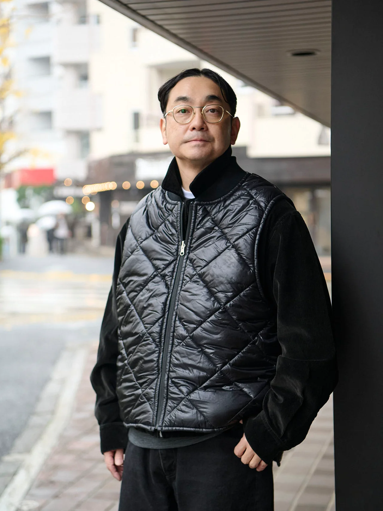 マットなナイロンの表地と光沢のあるリップストップのキルティング裏地のコンビネーション