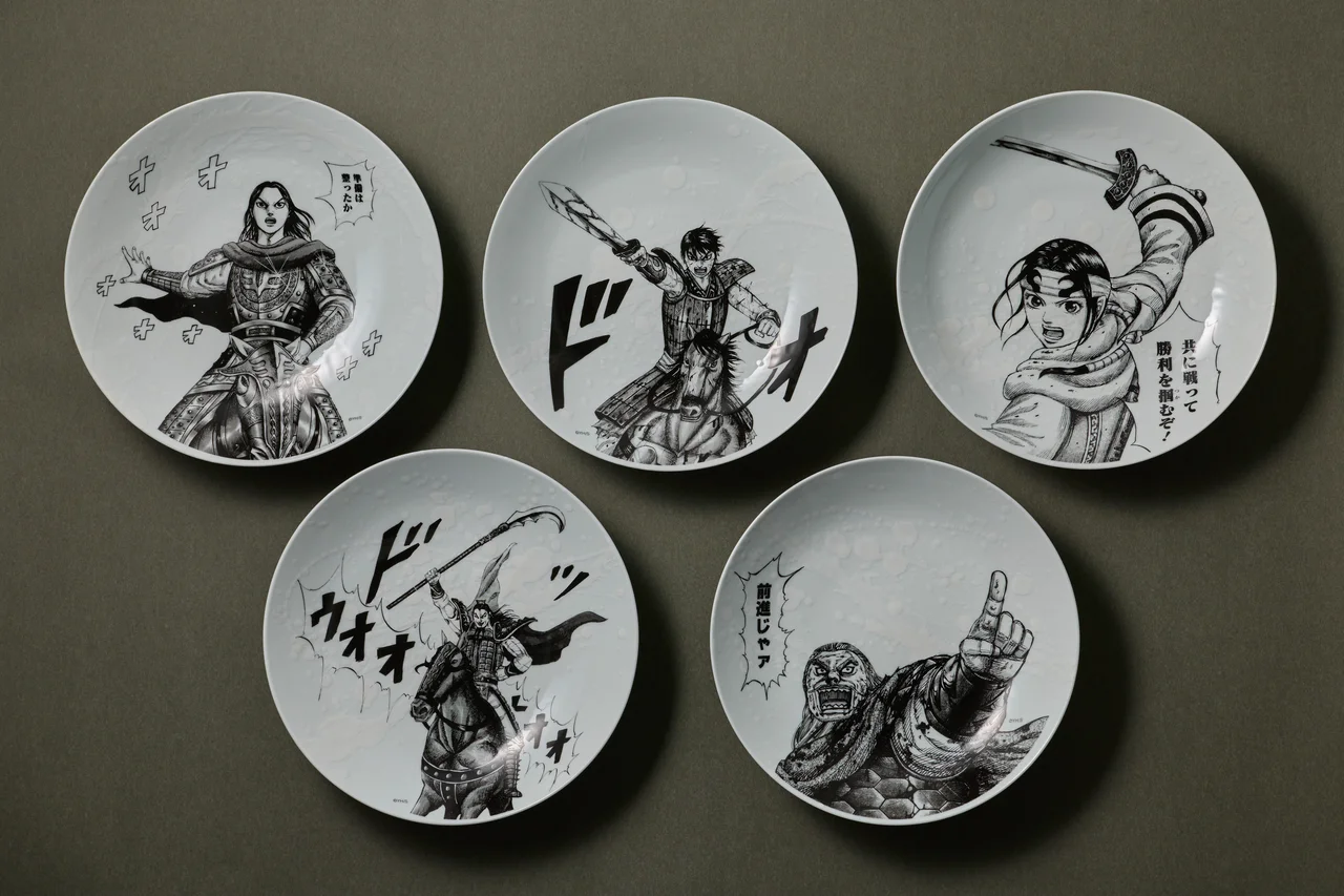 「佐賀キングダム空港特別展」にて飾られた有田焼とのコラボ作品。展示は2026年3月29日まで。