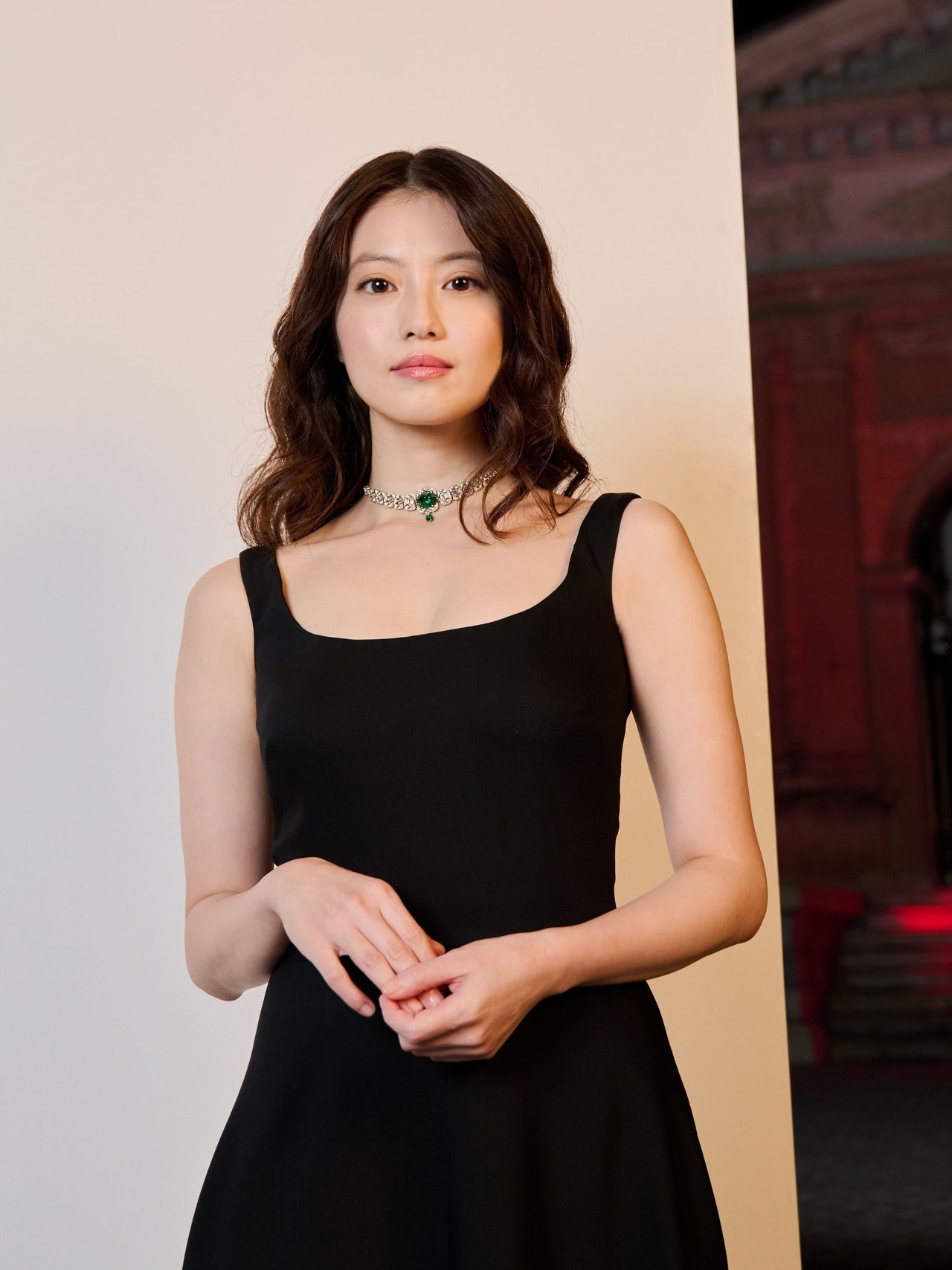 今田美桜がカルティエの最新ハイジュエリーを身に着けて登場。