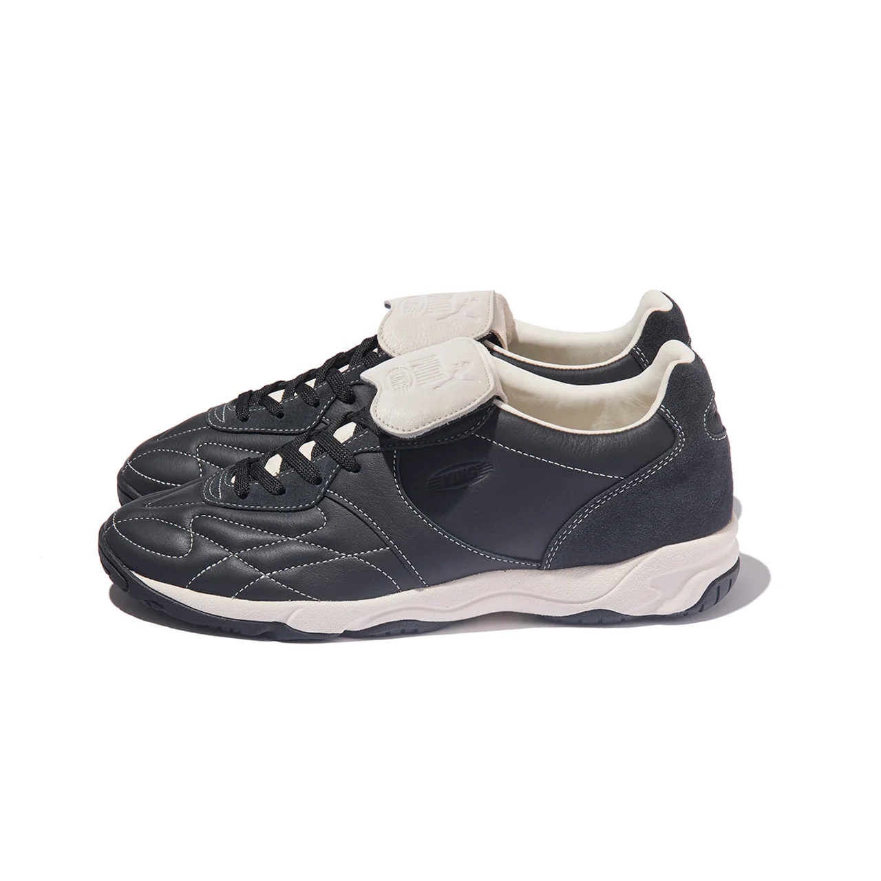 サイドのフォームストリップを排し、ロゴやプーマキャットはすべてデボス加工でひかえめに表現