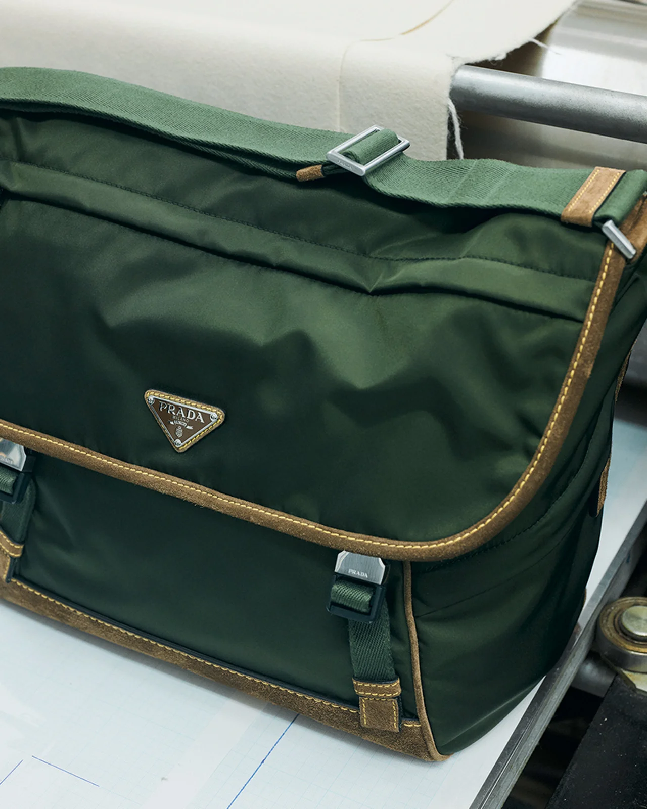 PRADAのRe-Nylonレザーショルダーバッグ