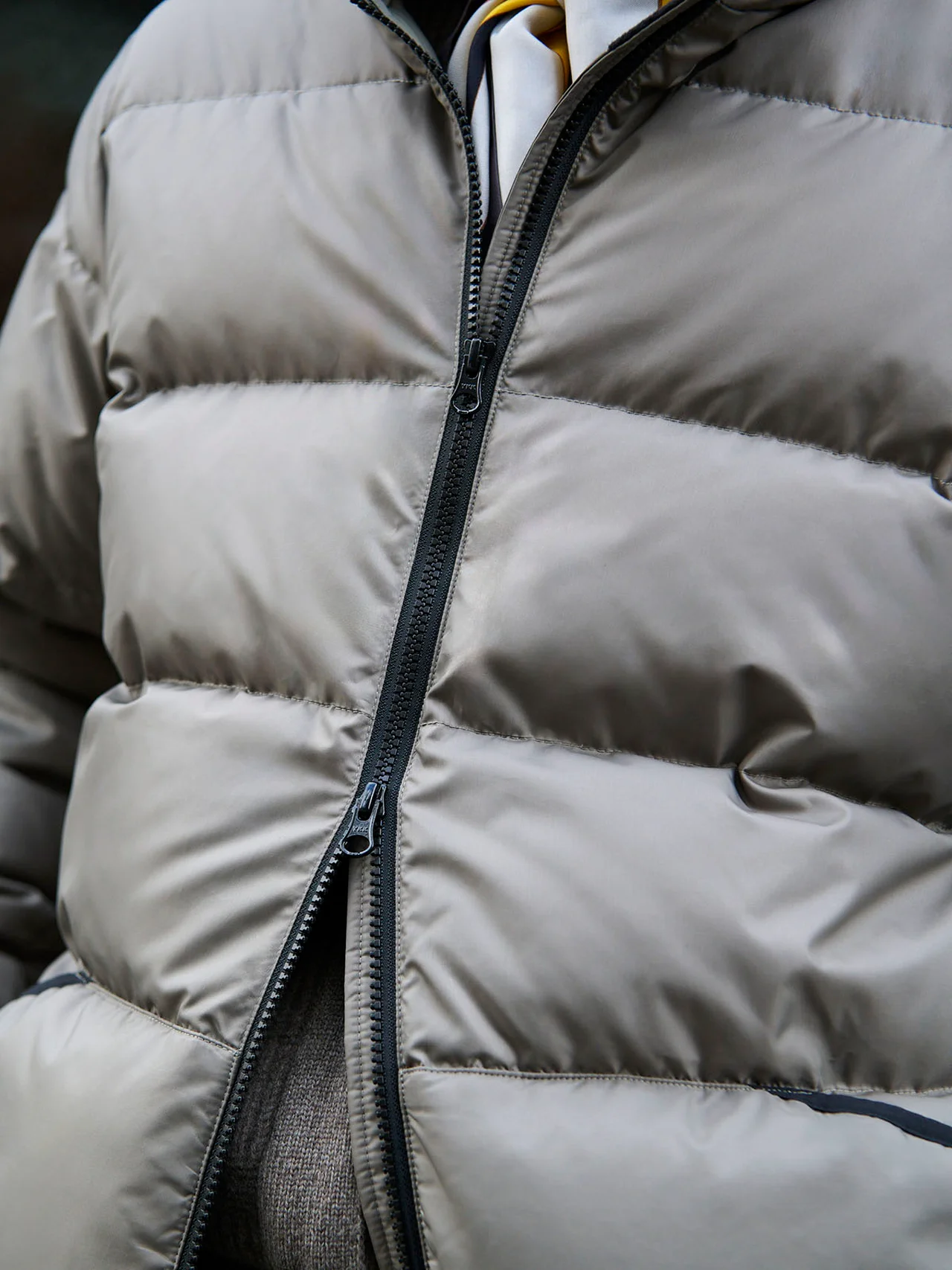 ダブルファスナーのダウンはシルエットの調整が自在なのも魅力