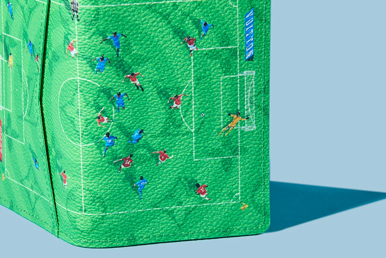 【ルイ・ヴィトン】ボーナスで狙いたいメンズ小物5選。サッカーモチーフのカードケース、クラシック・モノグラムのキーポル、ダミエオマージュのスニーカーに注目