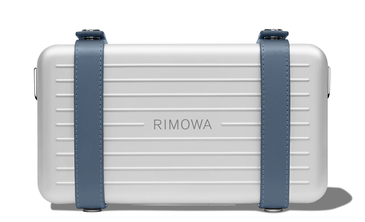 リモワから2026年1月8日に新たに販売される新色「パウダーブルー」のクロスボディバッグ「パーソナル」①