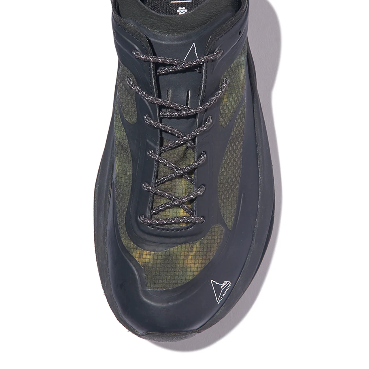 軽量で通気性に優れたアッパーにオリジナルのカモフラージュ柄をプリント