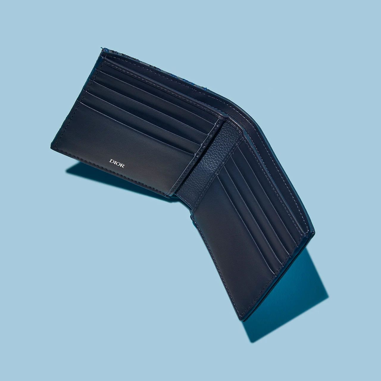 カードと紙幣収納に特化した横型のスタイル