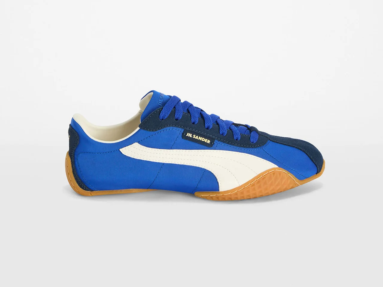 ナイロンアッパーにスエードでコントラストを利かせた鮮やかなエレクトリックブルー