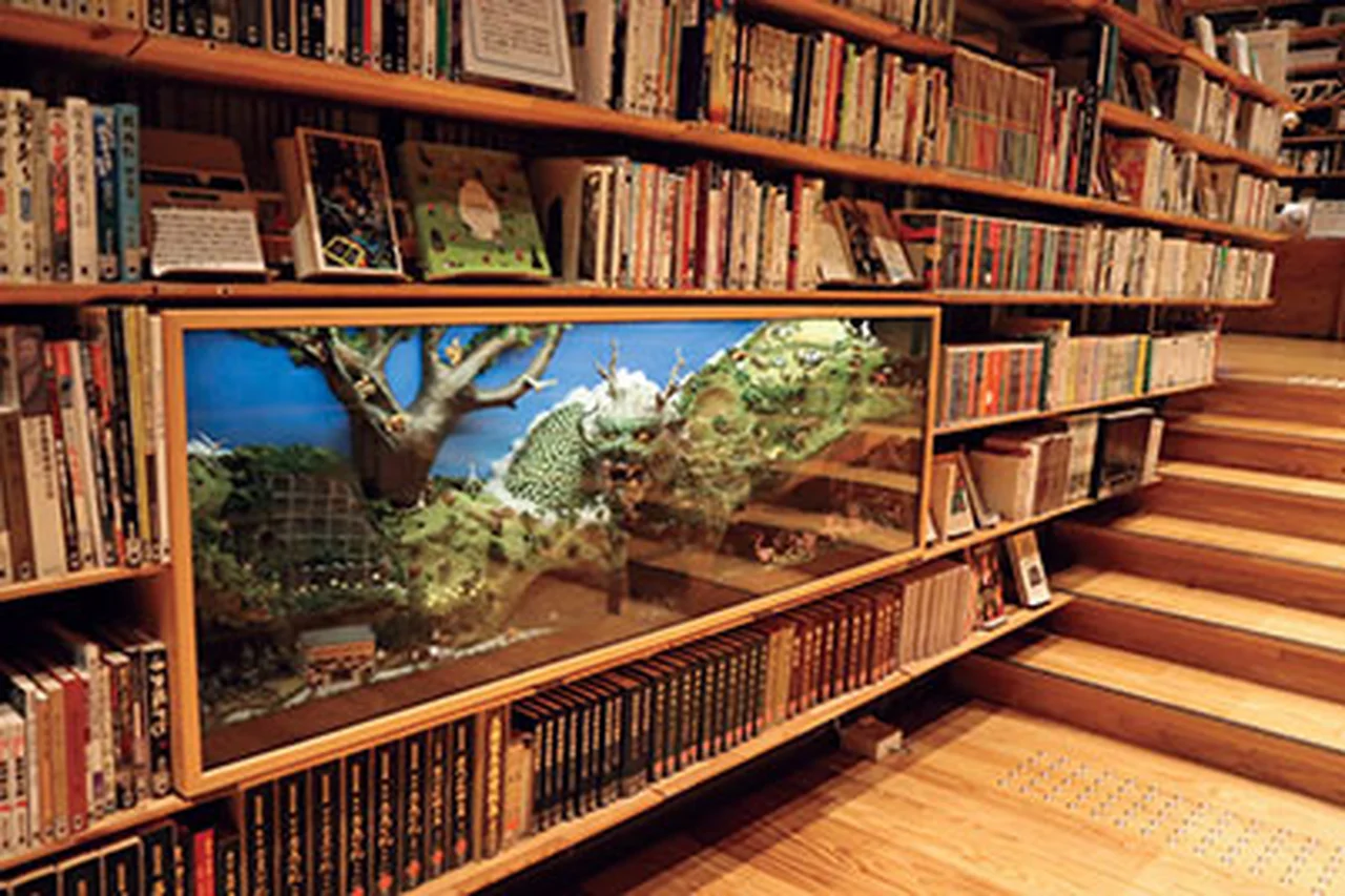 隈研吾氏が設計した梼原町立図書館（雲の上の図書館）の館内には書架に合わせて海洋堂が製作したオリジナルジオラマが