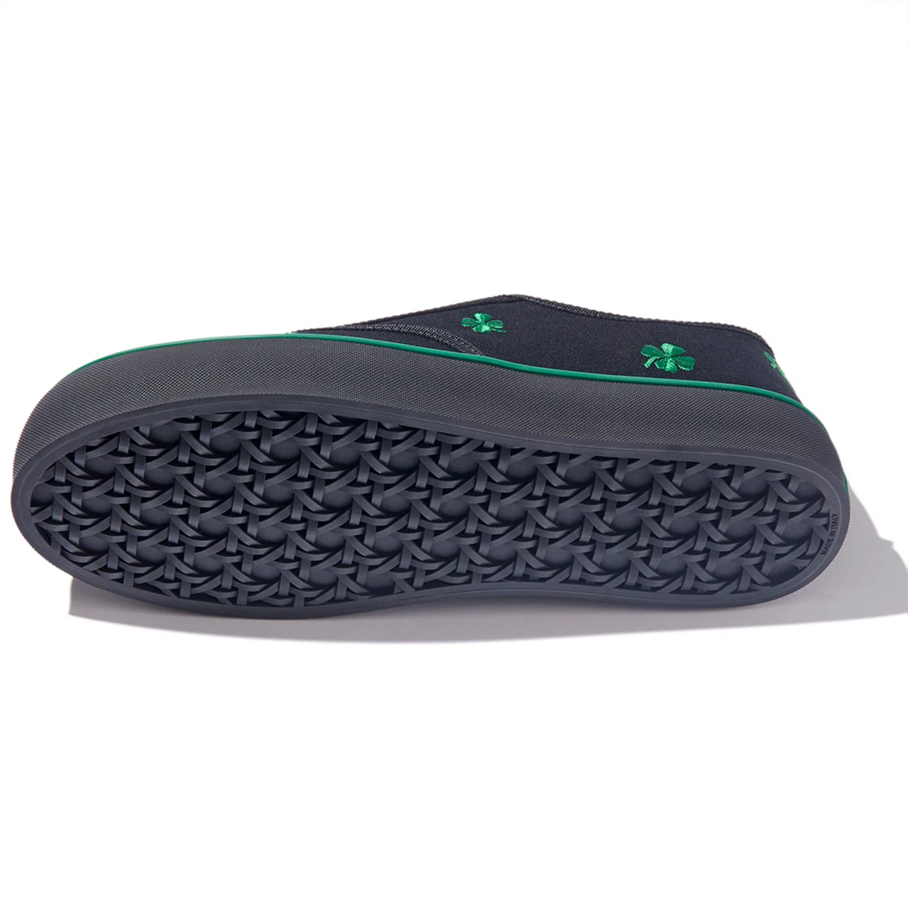 アウトソールには「カナージュ」モチーフの刻印が施されている