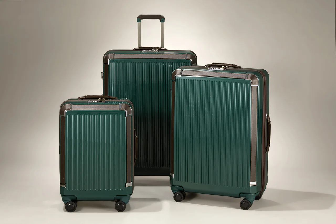 【差がつく大人のスーツケース】プロテカの「プレスティ」より新色ミッドナイトグリーンが登場。サイズ展開は３タイプ。