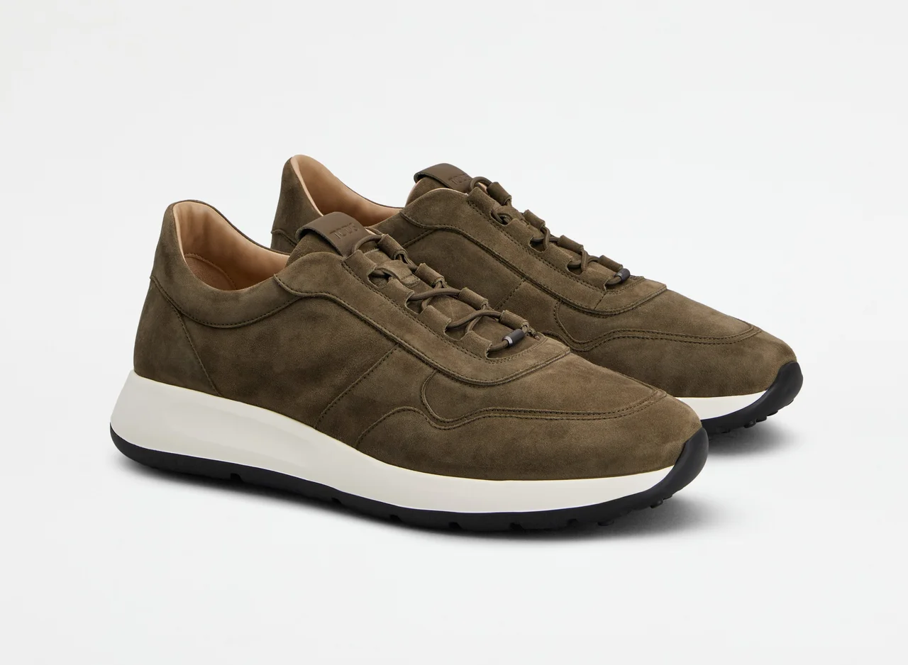 【トッズ】最新の2026年春夏コレクションから登場した「レッド ドット パシュミー スエード スニーカー」