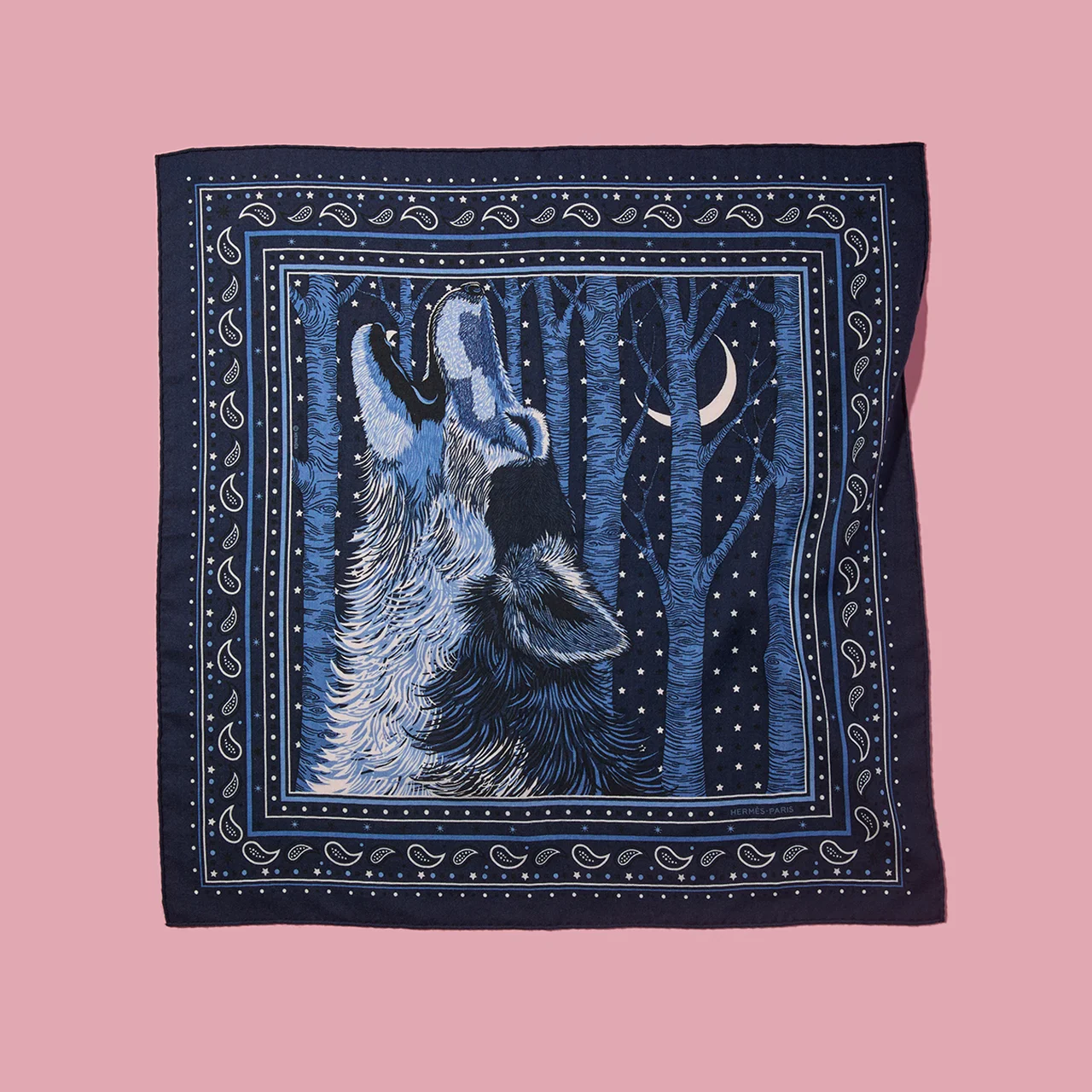 月明かりの下で遠吠えをするオオカミのデザイン