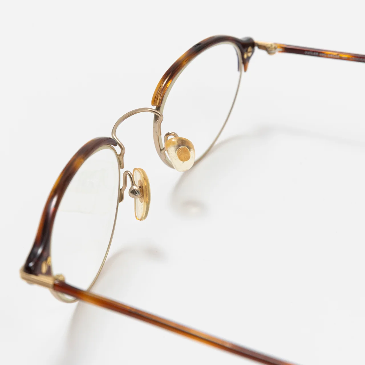 エディター私物 カトラーアンドグロスのメガネ