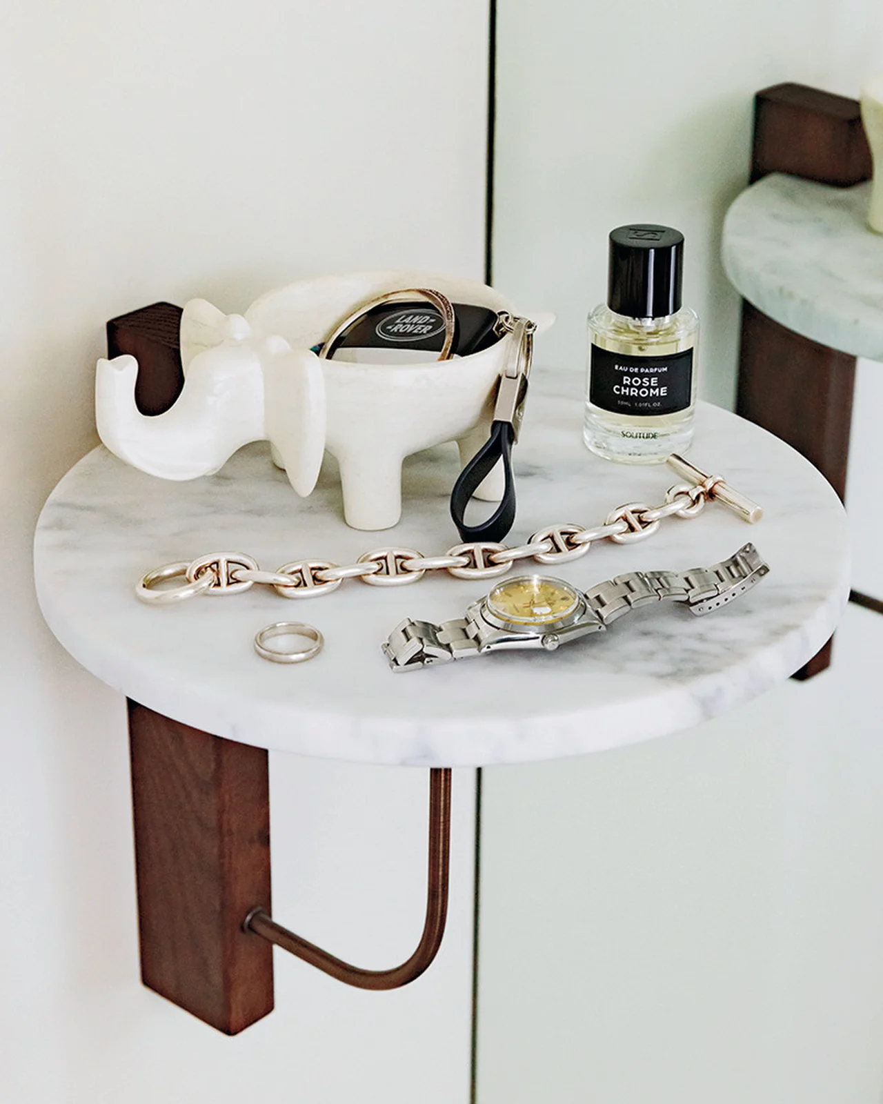 玄関には毎日身につけるものを