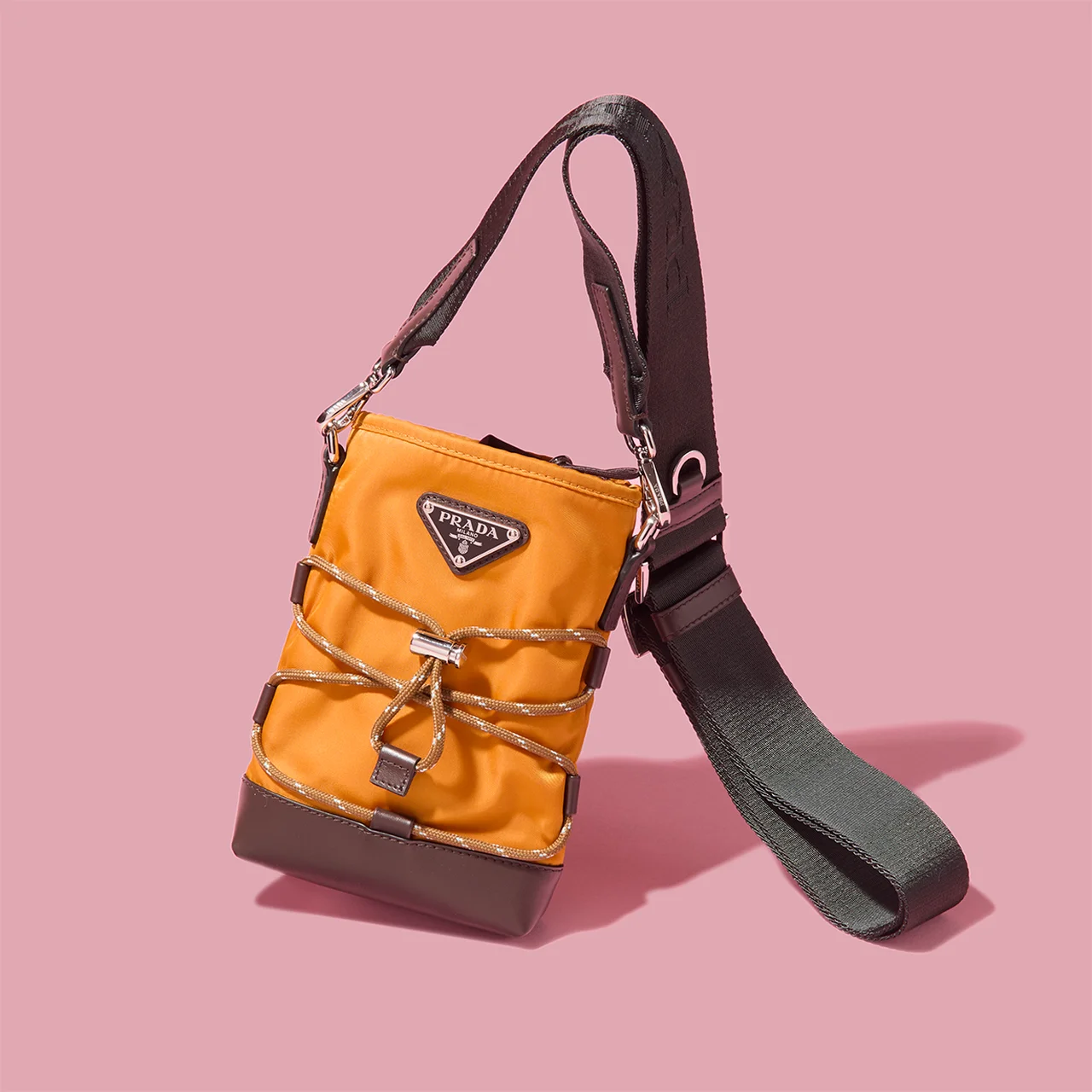 太めのストラップが印象的なRe-Nylonとレザー製のスマートフォンケース