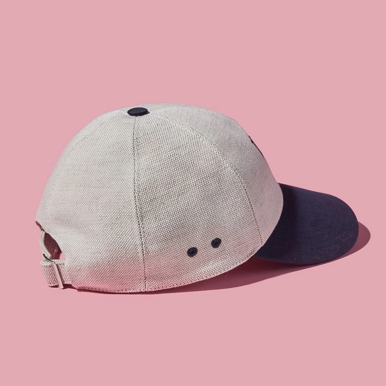 ベンチレーションのトリミングとトップボタンもネイビーブルー