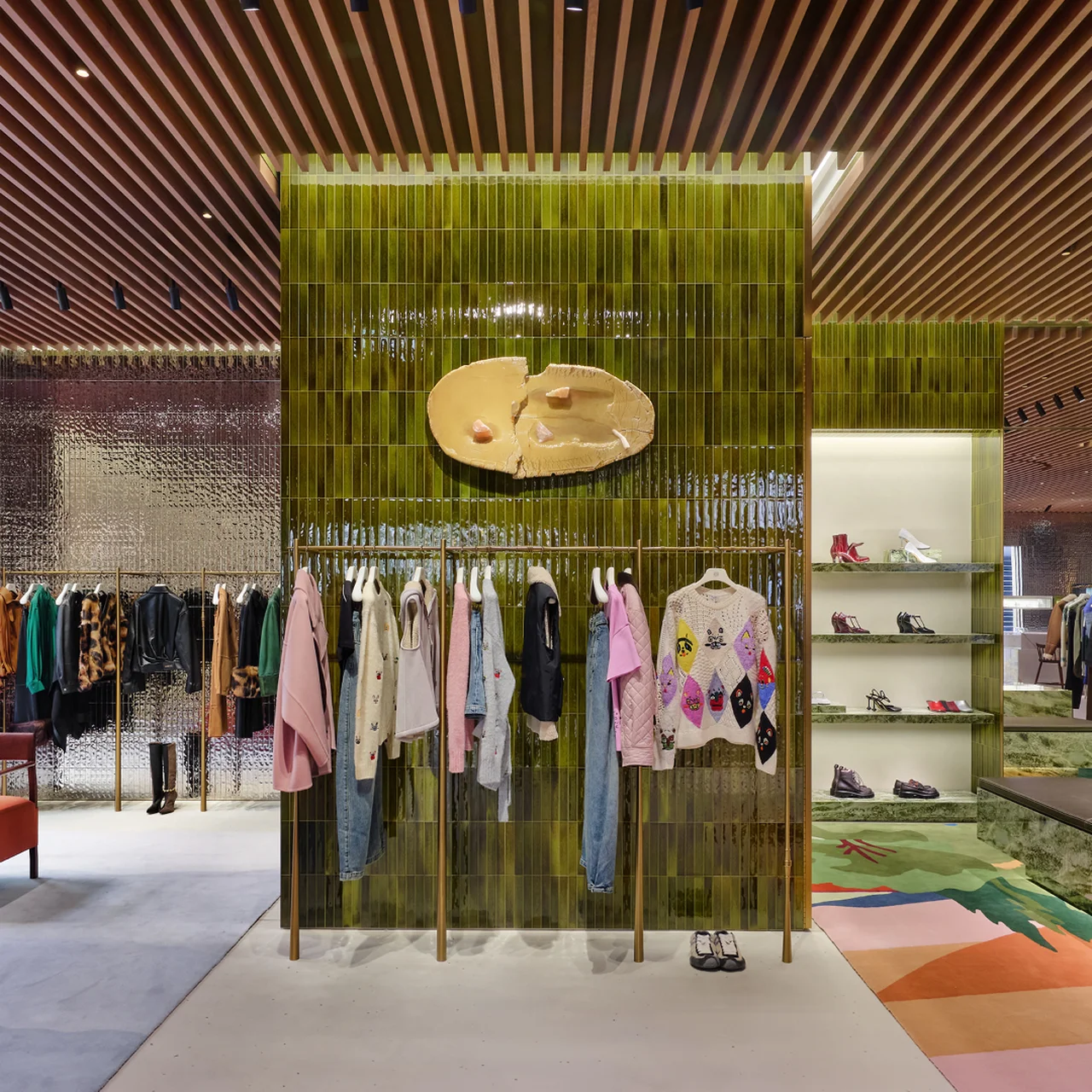 ロエベが、新たな「カサロエベ」をに銀座にオープン（内観①）