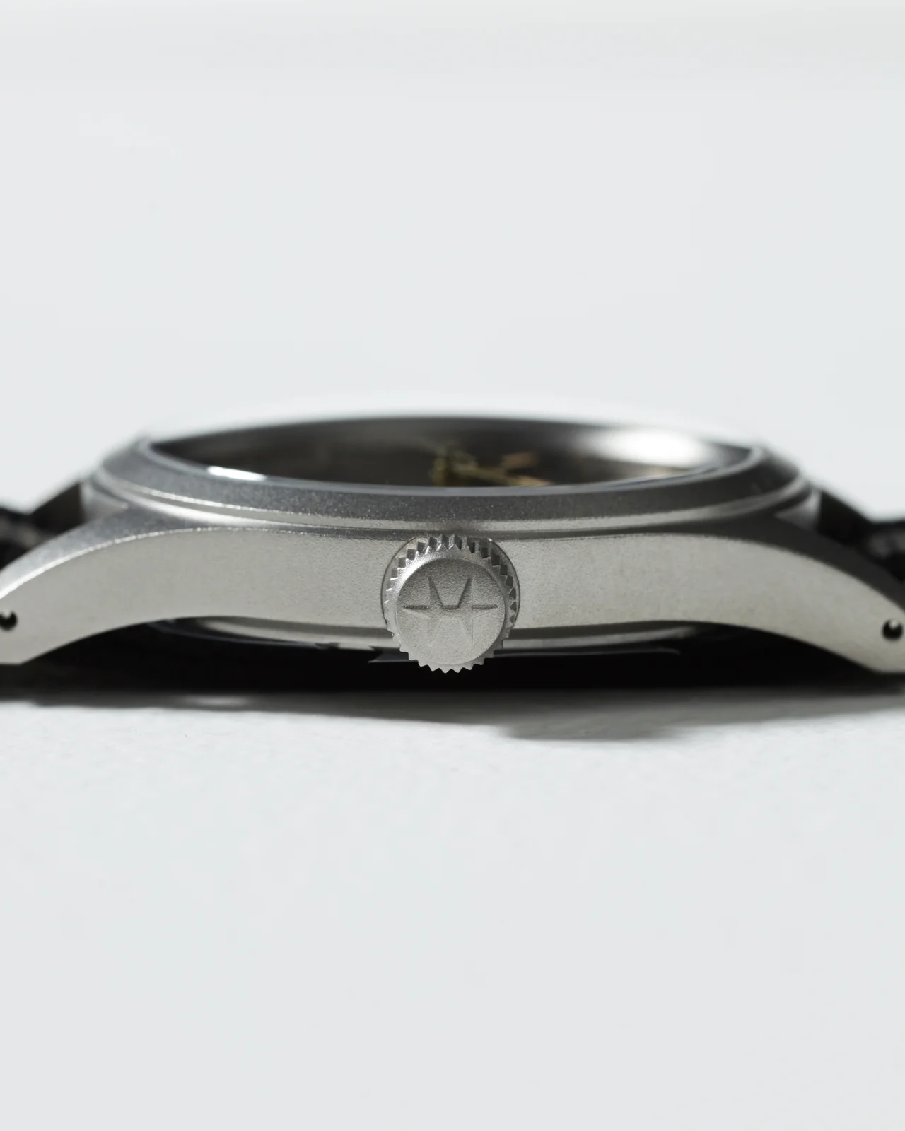 HAMILTONの時計 “カーキ フィールド メカ 東京 キャットストリート エクスクルーシブエディション” 側面