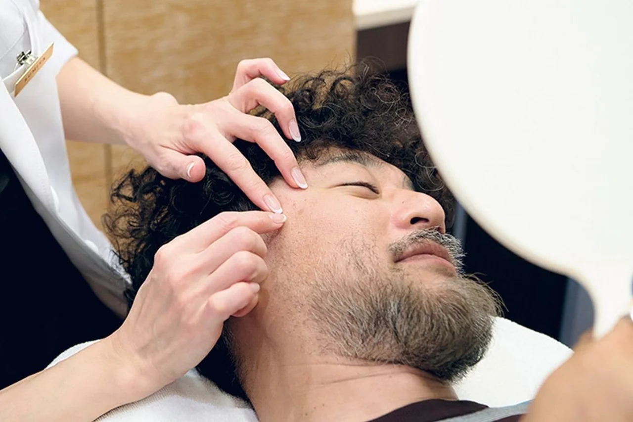 ベッドに移動し、あらためてシミとイボを見極める