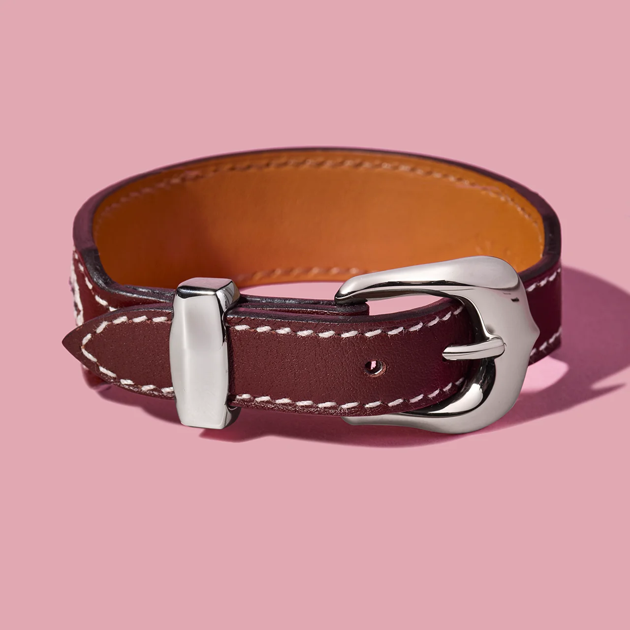 洗練されたバックルとメタリックループが際立つ