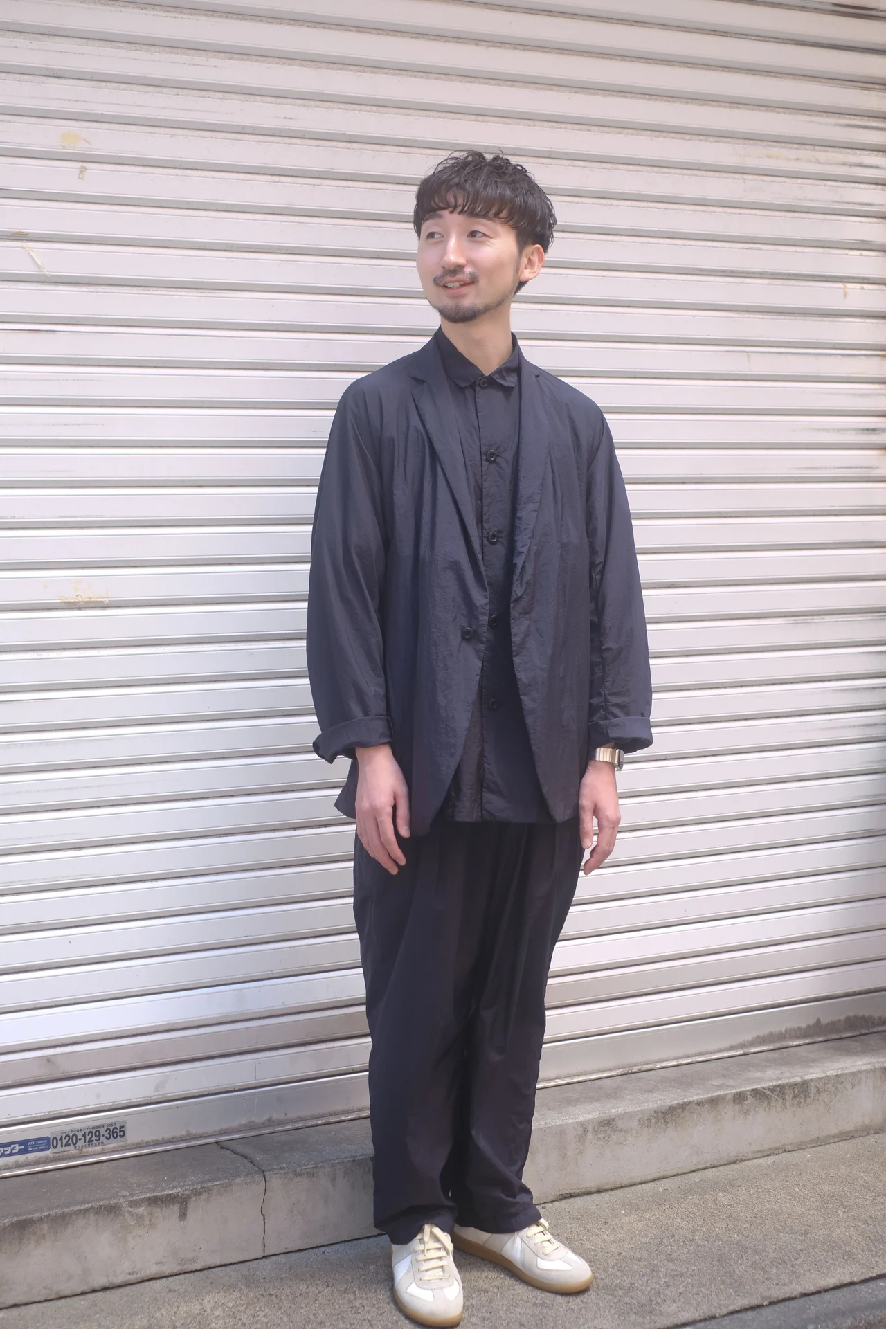 メンズヘア ピンパーマを使ったナチュラルクロップの全身スタイル