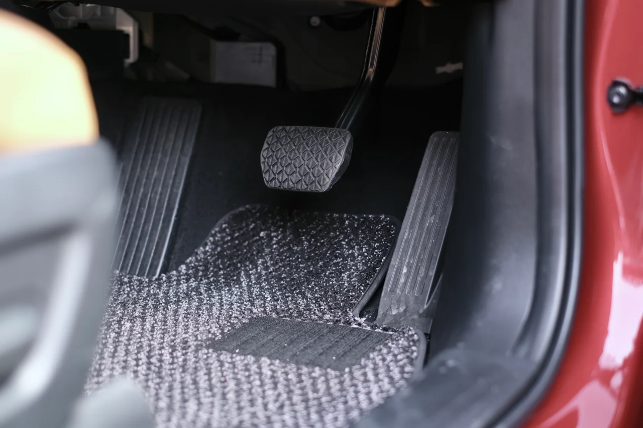 アクセルペダルは全車オルガン式を採用