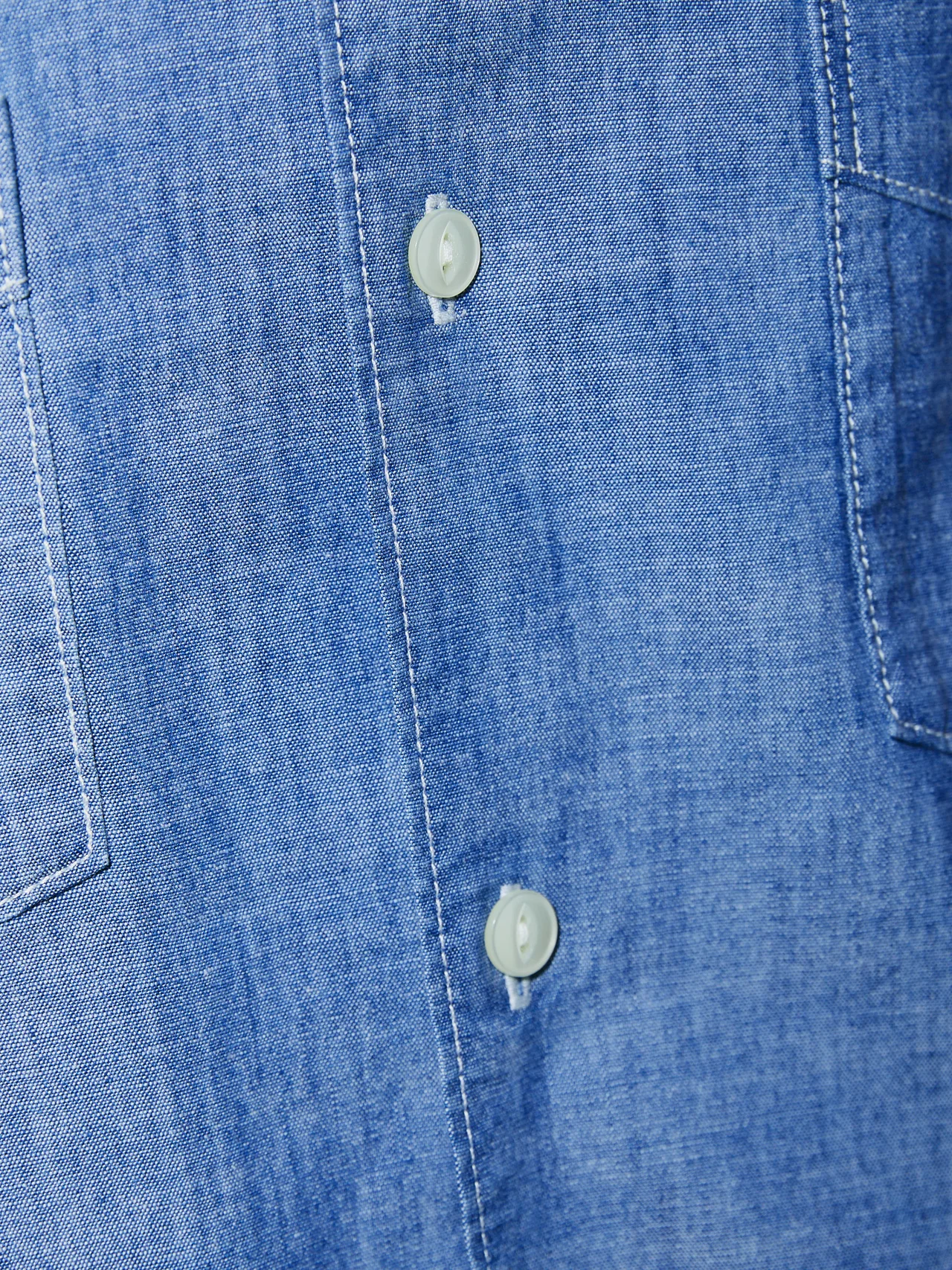 スタイリスト瓜坂拓海着用「ジーユー×エンジニアド ガーメンツ」キューバシャツの猫目デザインボタンディテール