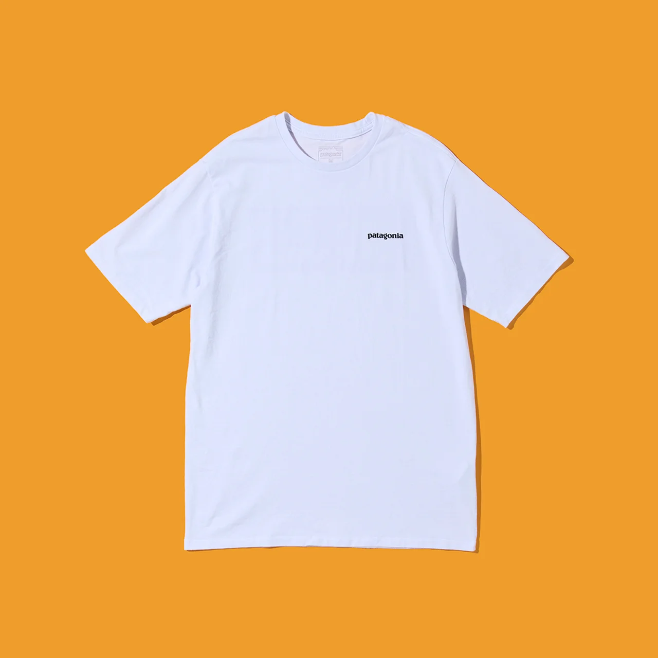 クラシックなクルネーックTシャツのフロントにはシンプルなレターロゴ